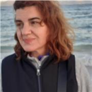 Profesora de inglés imparte clases a todos los niveles
